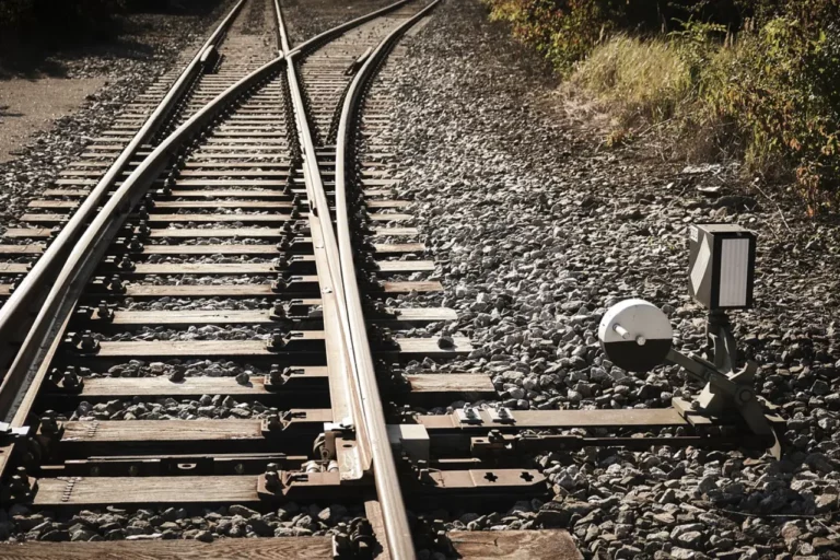 2 Gleise die in unterschiedliche Richtungen führen